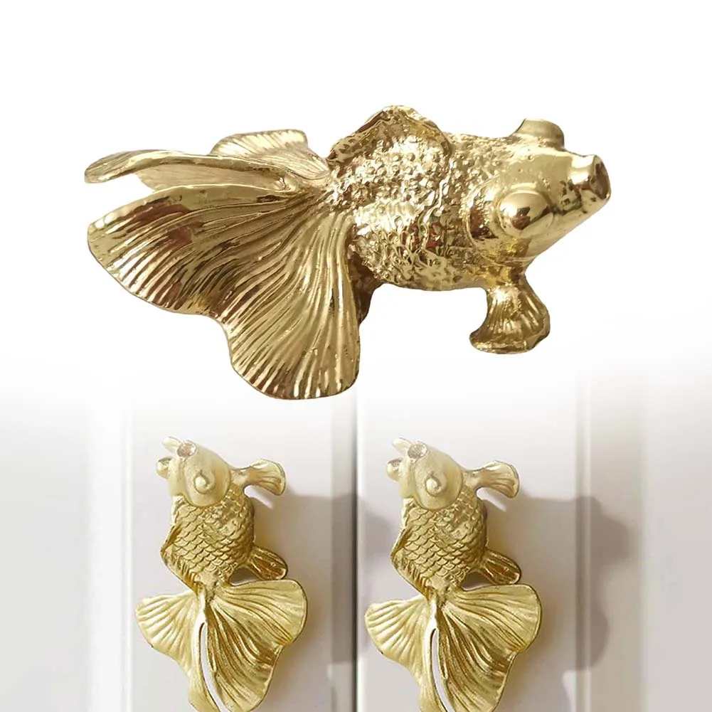 Perilla de pez dorado de latón - Unique Furniture Hardware reseña y precio