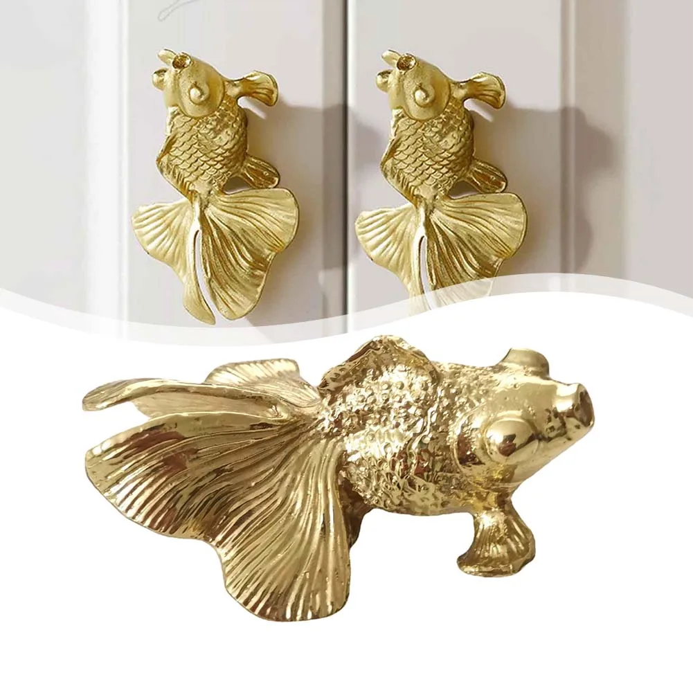 Perilla de pez dorado de latón - Unique Furniture Hardware reseña y precio